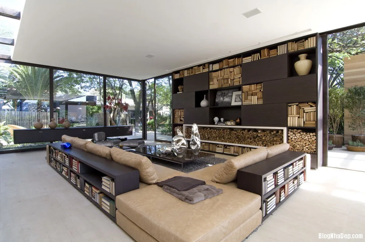 outdoor indoor living room with bookshelves Biệt thự không có sự phân chia không gian nội thất và ngoại thất