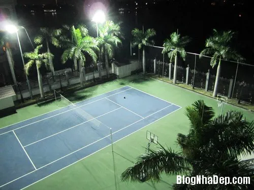 Choáng ngợp trước căn biệt thự kiểu cổ điển lộng lẫy có sân tennis