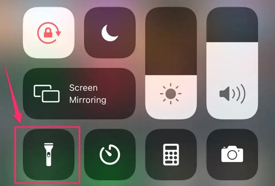 Bạn đã biết cách bật và chỉnh độ sáng đèn pin iPhone chưa?