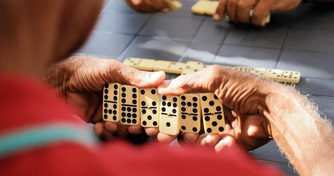 Cách chơi domino: Hướng dẫn cơ bản cho 2-4 người chơi