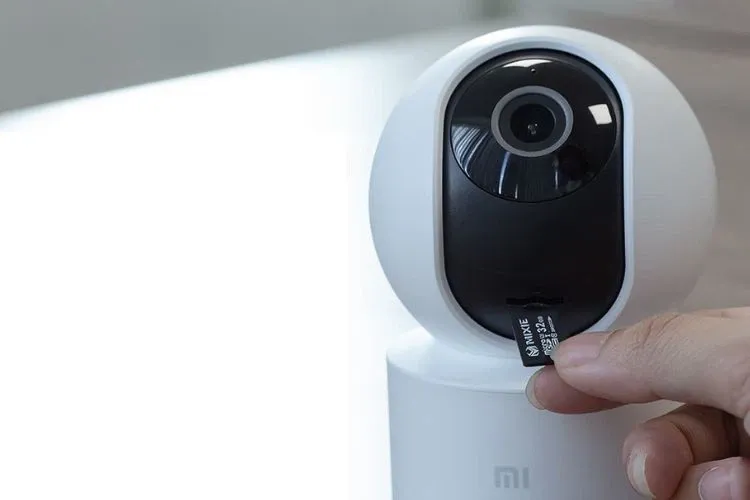 Cách lắp thẻ nhớ vào camera Xiaomi để lưu trữ và theo dõi hình ảnh