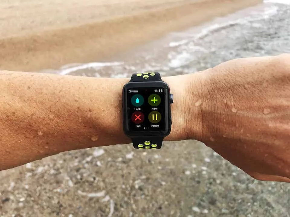 Cách loại bỏ nước khỏi loa trên Apple Watch cực kỳ đơn giản bằng tính năng có sẵn