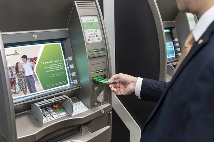 Cách rút tiền ATM Vietcombank siêu nhanh và đơn giản dành cho người mới sử dụng