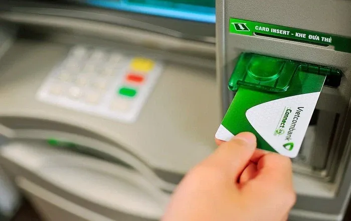 Cách rút tiền ATM Vietcombank siêu nhanh và đơn giản dành cho người mới sử dụng