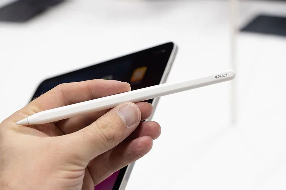 Cách sạc bút stylus Apple Pencil của iPad Pro