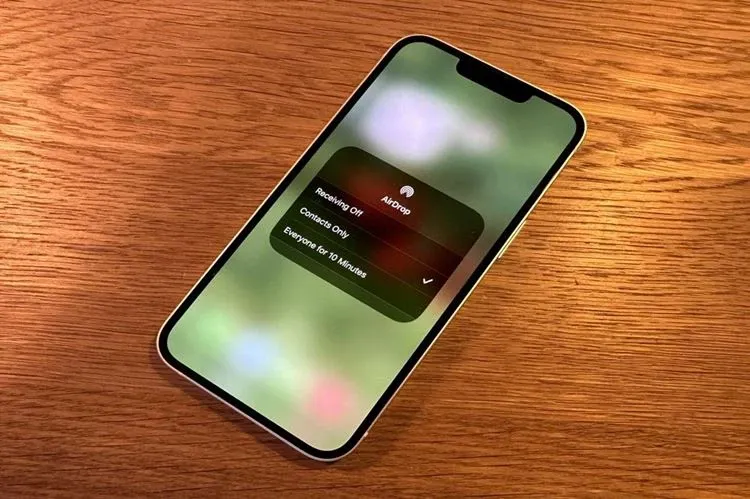Đây là cách cài đặt chế độ chia sẻ AirDrop mới cực kỳ hay để tránh bị làm phiền khi ở nơi công cộng