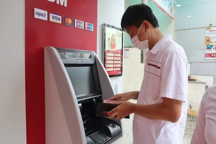 Hướng dẫn 02 cách rút tiền ATM Agribank đúng cách, an toàn, không lo bị “nuốt thẻ”