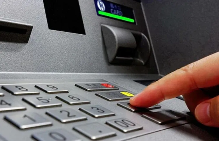 Hướng dẫn 02 cách rút tiền ATM Agribank đúng cách, an toàn, không lo bị “nuốt thẻ”