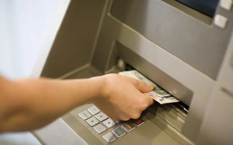 Hướng dẫn 02 cách rút tiền ATM Agribank đúng cách, an toàn, không lo bị “nuốt thẻ”