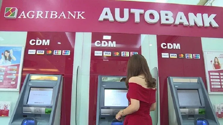 Hướng dẫn 02 cách rút tiền ATM Agribank đúng cách, an toàn, không lo bị “nuốt thẻ”