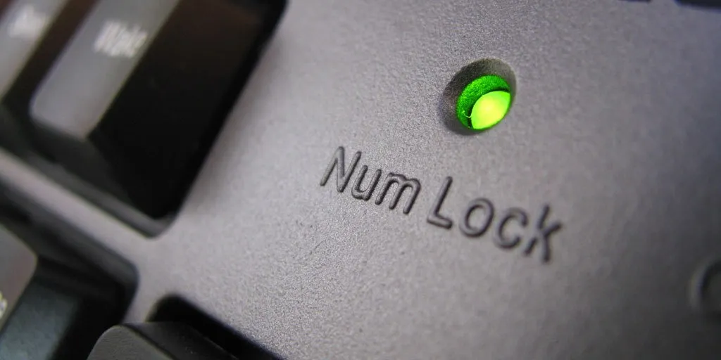 Làm thế nào để phím NumLock luôn mở trong Windows?