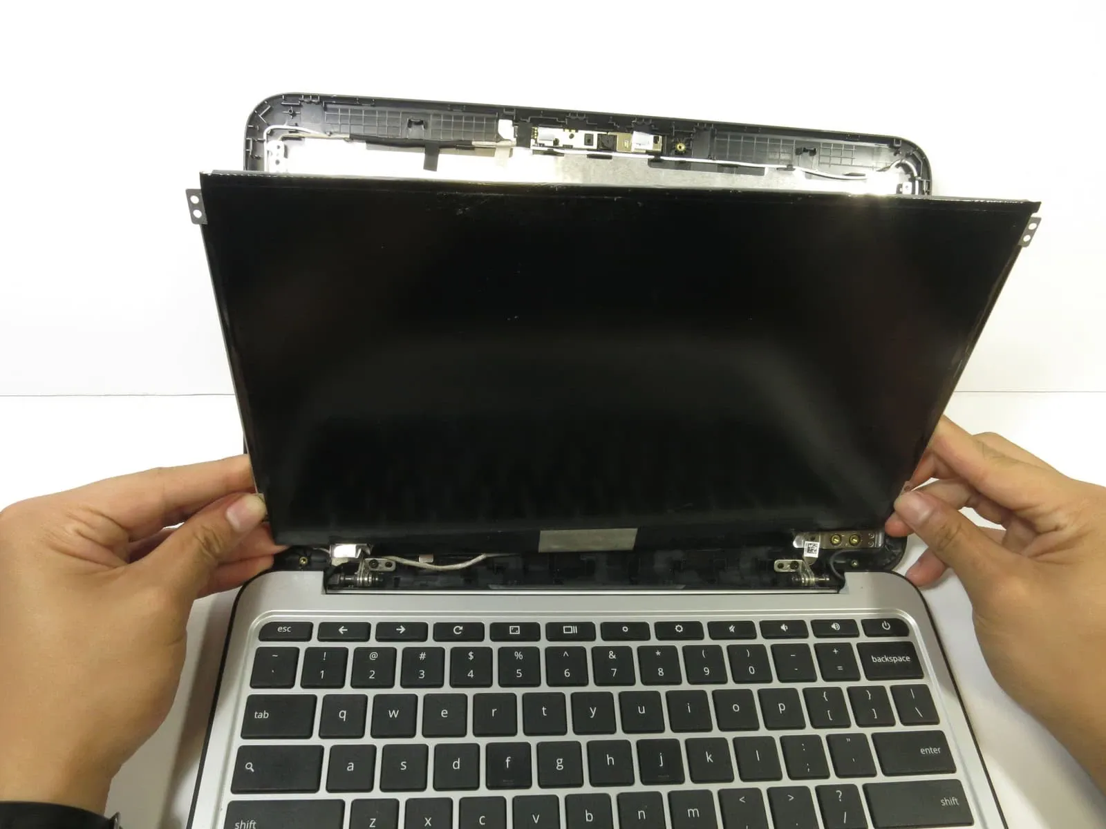 Lỗi màn hình laptop bị đốm sáng, đốm trắng có nghiêm trọng không? Khắc phục thế nào?