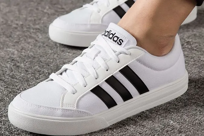 Mách bạn cách vệ sinh giày Adidas đúng cách, sạch vết bẩn và giữ được dáng giày