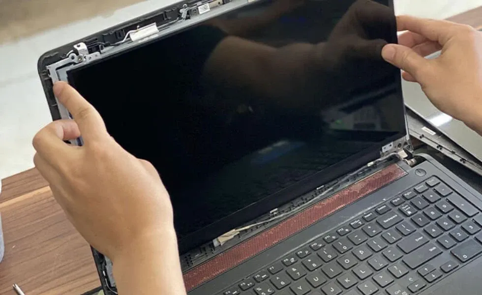 Màn hình laptop bị hư: Dấu hiệu, nguyên nhân và cách khắc phục nhanh tại nhà